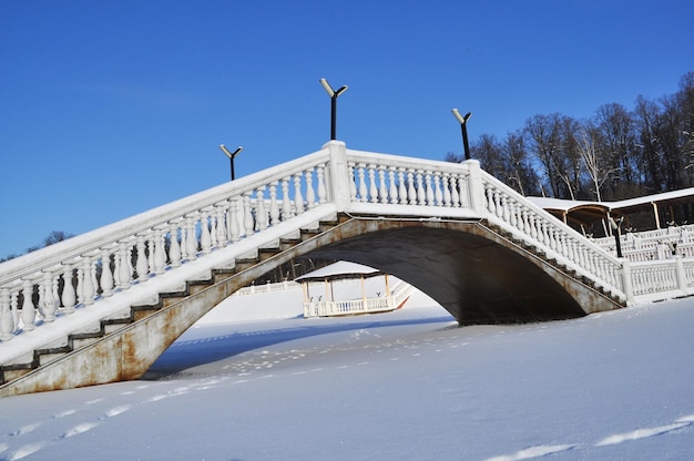 雪に覆われた橋