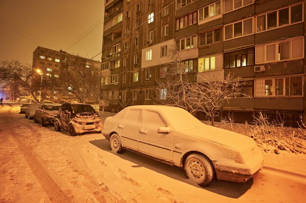 降雪後の雪に覆われた車