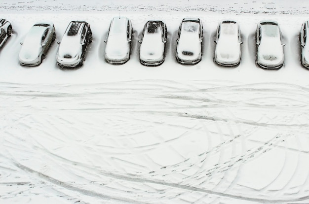 駐車場の雪に覆われた車