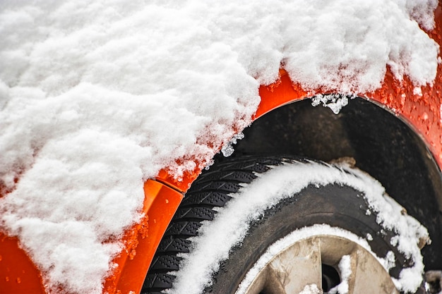 雪に覆われた凍った車冬の道路冬の運転の危険性車の除雪危険な交通状況