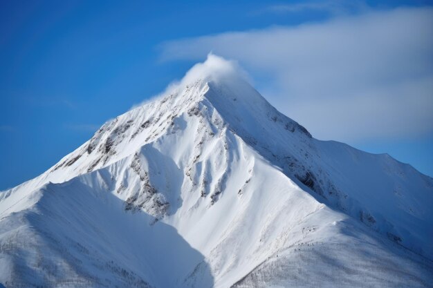 生成 AI で作成された、澄んだ青い空と雲が上に見える雪に覆われた山頂