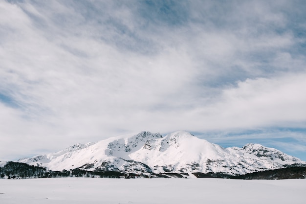 Zabljak의 눈 덮인 산봉우리는 몬테네그로의 Durmitor 국립 공원입니다.