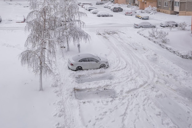 多階建ての中庭にある雪に覆われた駐車場