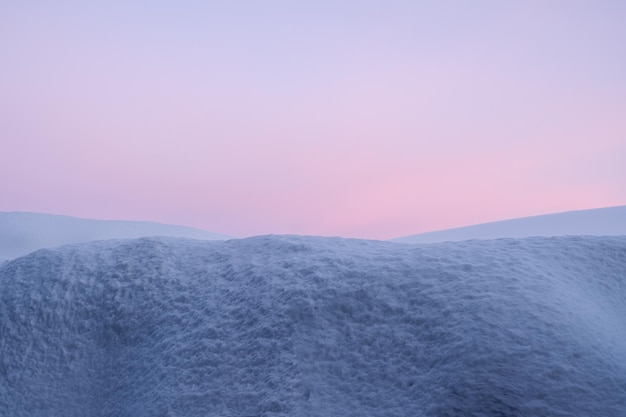 Mucchio di neve del cumulo di neve con cielo colorato