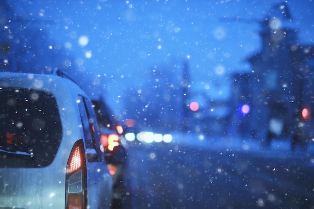 Nevicata nel traffico cittadino in inverno, sfondo neve stagionale autostrada strada