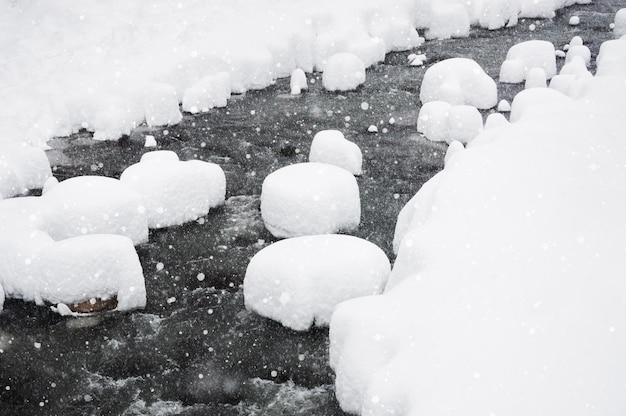 川の降雪。美しい冬の風景。