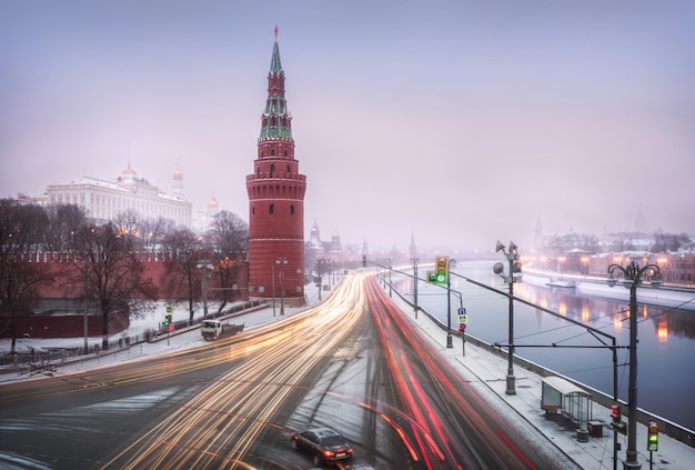 Vodovzvodnayaとモスクワクレムリンの他の塔と寺院の上の降雪