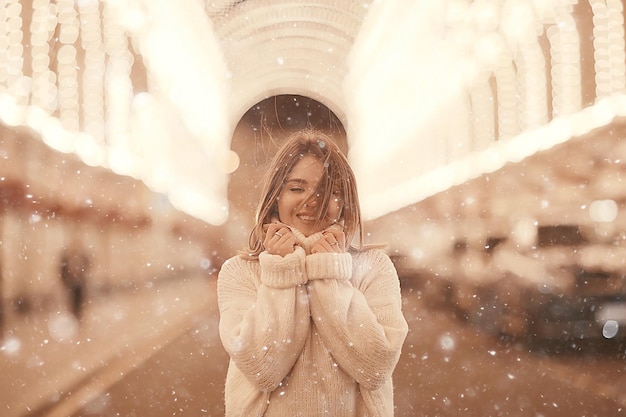 Nevicata donna città natale fuori, ritratto della città in caso di nevicate, giovane modella in posa in un look festivo