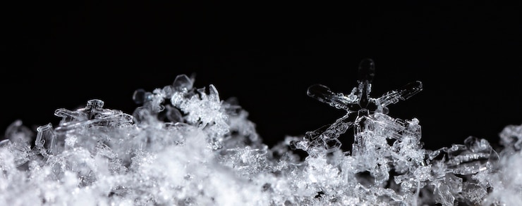 Photo 自然な雪の吹きだまりの雪の結晶は、クリスマスと冬の背景をクローズアップ