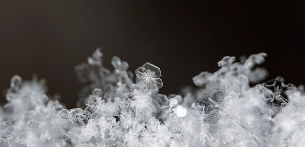 写真 自然な雪の吹きだまりの雪の結晶は、クリスマスと冬の背景をクローズアップ