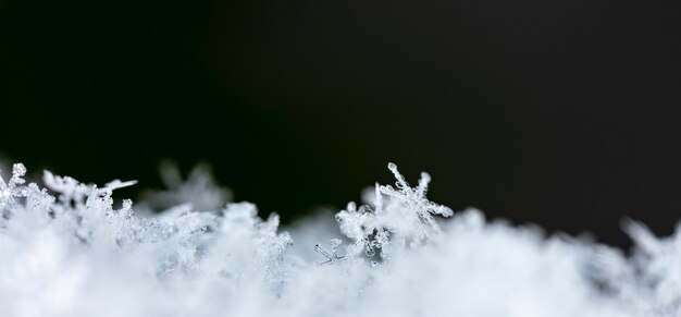 Фото Снежинка на снегу зимние праздники и новогодний фон