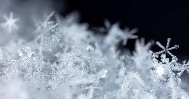 Photo snowflake on snow. winter holidays and christmas background