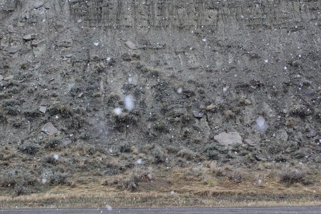 Foto neve sulla strada contro la montagna