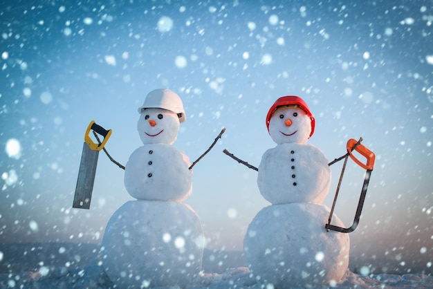 Photo snowman builder in winter in helmet