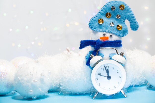 Снеговик и часы на синем фоне снежинки, снеговик