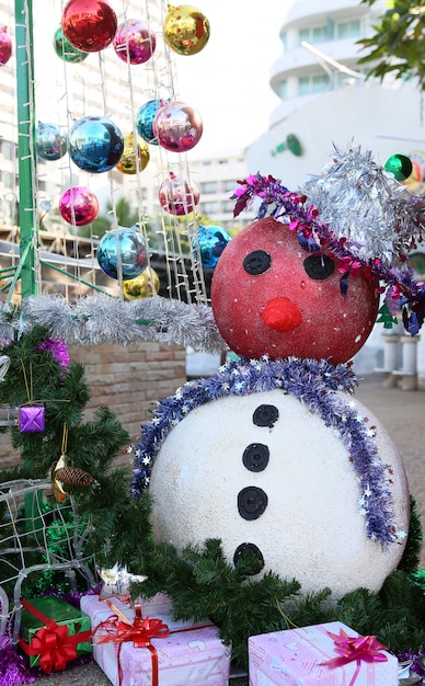 Foto decorazione di pupazzo di neve per buon natale e felice anno nuovo