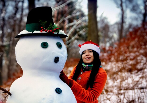 Photo snowman in the forest christmas snow