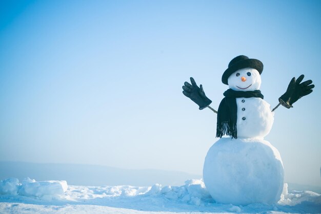 冬の雪だるま紳士黒帽子スカーフと手袋新年雪だるまスパイエージェントクリスマスとウィント...