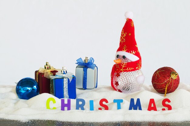 Photo snowman and gift box on white background