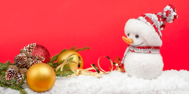 Pupazzo di neve su uno sfondo rosso concetto di natale cartolina di natale con spazio copia felice anno nuovo