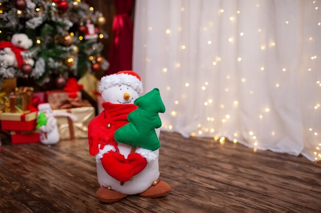 눈사람 장난감이 꿰매어지고 크리스마스 트리가 들어 있습니다.
