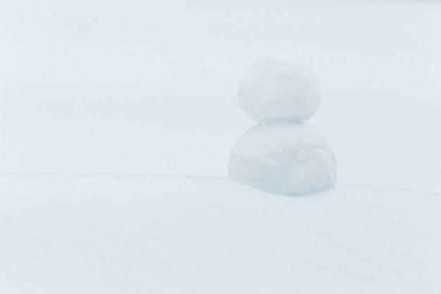 冬の背景に雪だるま。クリスマスバナー。新年の野外活動