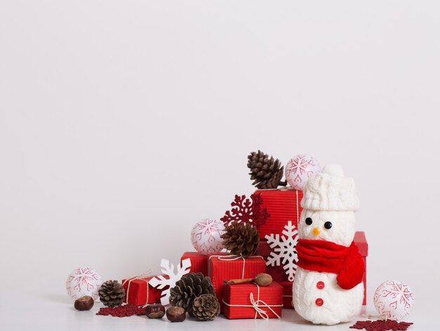 Photo snowmen decoration with red gift box