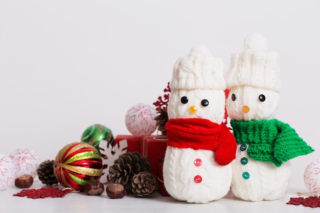 Snowmen decoration with red gift box