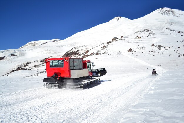 写真 山の除雪車は雪から道路をきれいにします