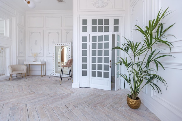 Interno di un appartamento di lusso bianco come la neve con decorazioni in stile egiziano con mobili leggeri ed eleganti enormi finestre panoramiche e un minimalismo e semplicità ad arco con l'eleganza del design moderno degli alloggi