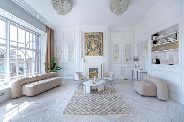 Interno di un appartamento di lusso bianco come la neve con decorazioni in stile egiziano con mobili leggeri ed eleganti enormi finestre panoramiche e un minimalismo e semplicità ad arco con l'eleganza del design moderno degli alloggi