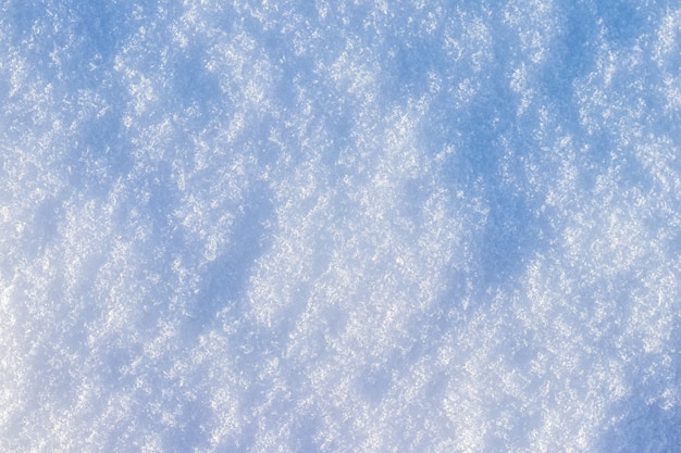 雪の背景、朝日ではっきりと表現された雪の質感を持つ雪の表面