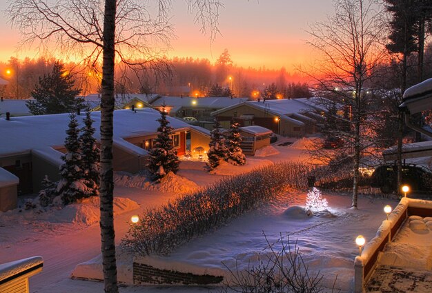 Photo snowy christmas street evening view