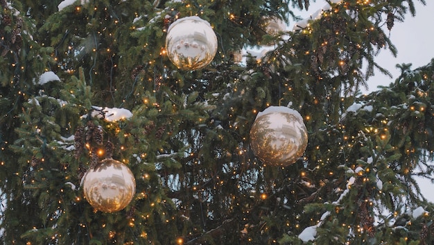 雪に覆われたクリスマス ツリーのおもちゃの背景