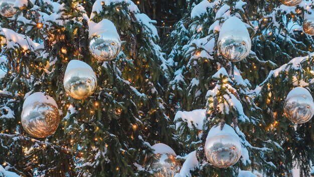 雪に覆われたクリスマス ツリーのおもちゃの背景