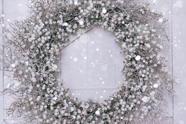 Photo snowy christmas wreath close up