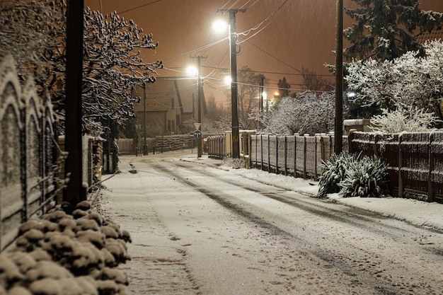 幻想的に染まる空の下の雪の夜