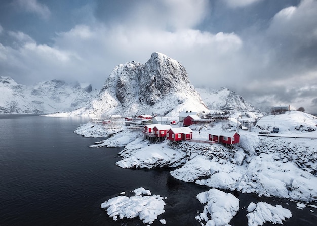 Рыбацкая деревня Snowy Hamnoy с горами зимой на Лофотенских островах в Норвегии