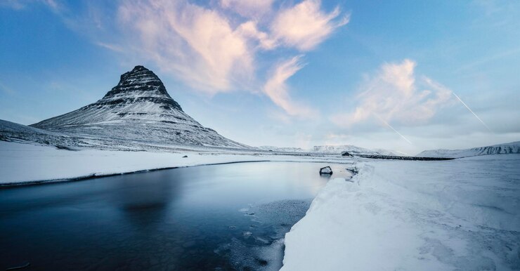 Photo a snowy landscape with a mountain in the background