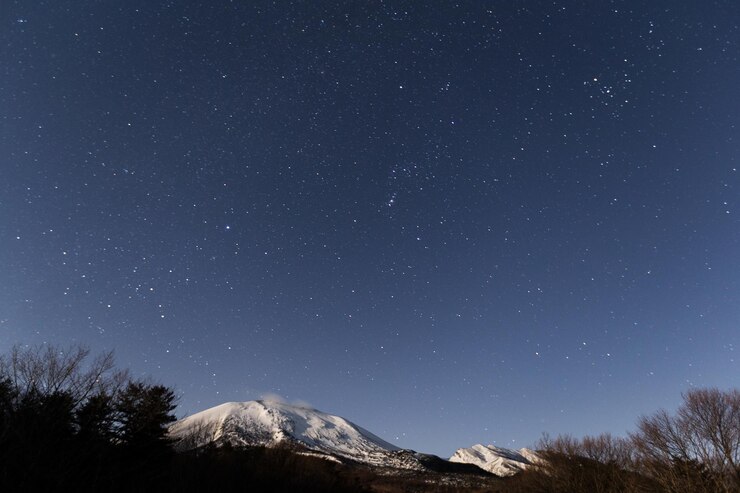 Photo 밤에 눈 덮인 산