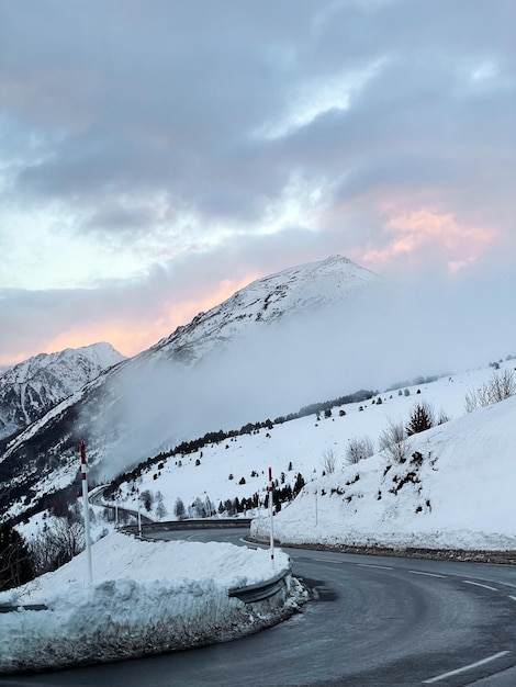 Foto strada innevata del passo di montagna