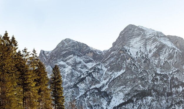 Foto foto della montagna innevata