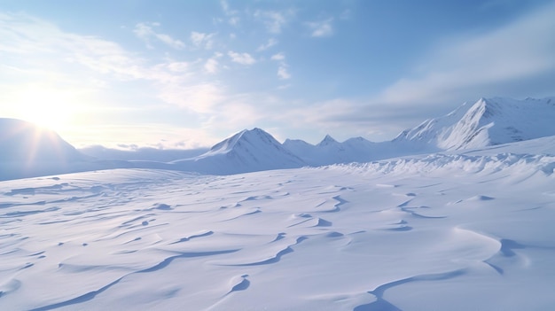 Снежная горная цепь с голубым небом и облаками