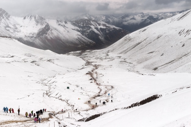 Foto catena montuosa innevata