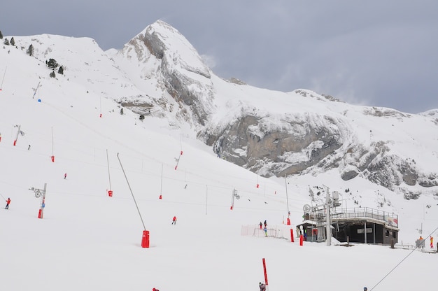 Foto montagna innevata in inverno, tracce del cielo