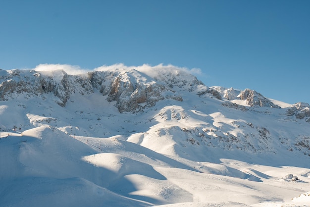 雪山の冬時間。山の雪空間の冬景色