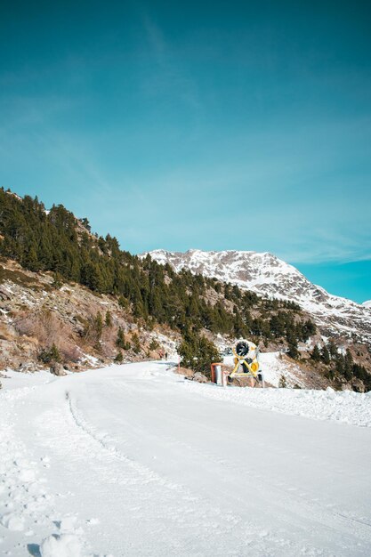 Photo snowy mountain with snow for skiing