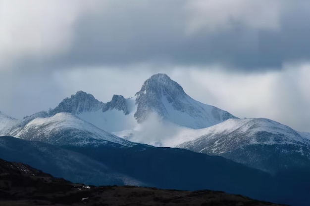 雪山 雲がかかる雪山