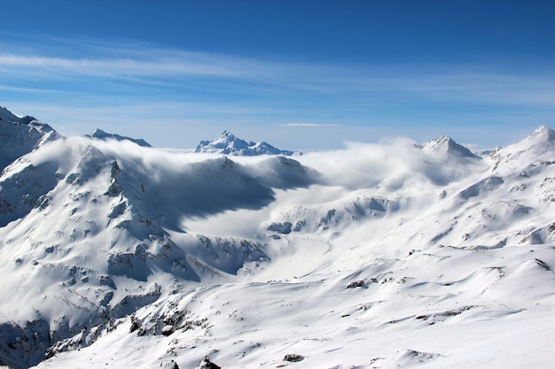구름 푸른 하늘에 눈 덮인 산 코카서스 Elbrus