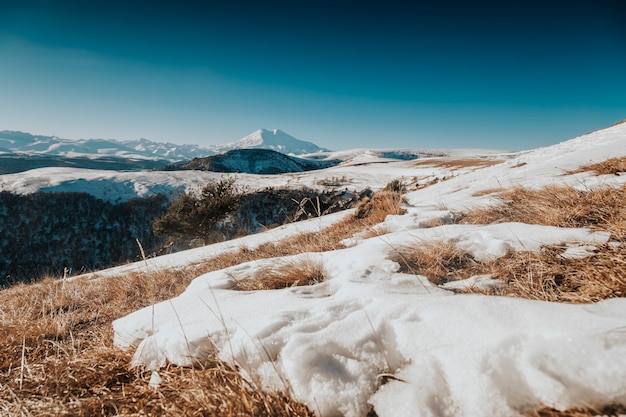 Foto montagne innevate di elbrus in inverno.